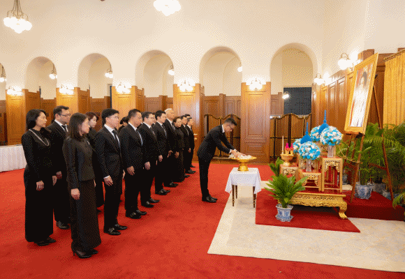 เมืองไทยประกันชีวิต นำคณะผู้บริหารลงนามถวายความอาลัย และถวายสักการะเบื้องหน้า พระฉายาลักษณ์ สมเด็จพระนางเจ้าสิริกิติ์ พระบรมราชินีนาถ พระบรมราชชนนีพันปีหลวง