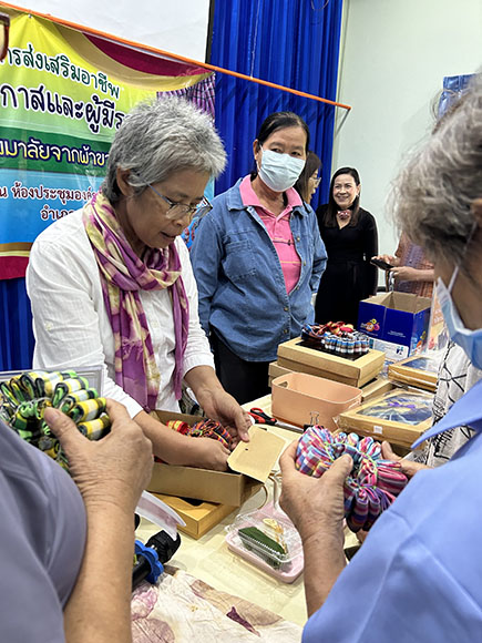 11371 7 สอนทำพวงมาลัยจากผ้าขาวม้า