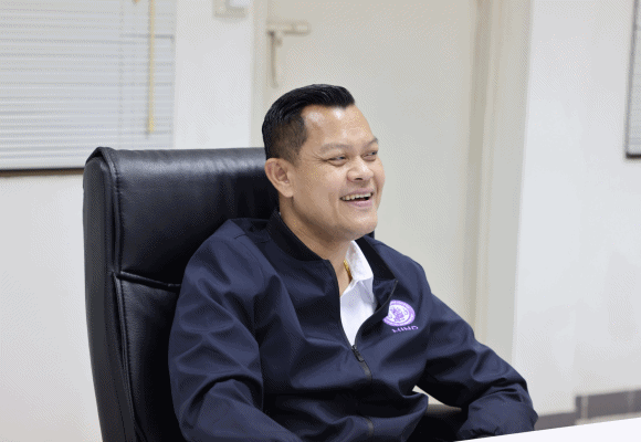 รมว.อุตฯ ตรวจเยี่ยม ‘ศูนย์ฝ่าฟัน ดัน SMEs’ ณ SME D Bank สาขาร้อยเอ็ด และมหาสารคาม ชื่นชมเป็นกลไกสำคัญช่วยเสริมแกร่งภาคธุรกิจด้วยบริการ ‘เติมทุน-เติมความรู้-แก้หนี้ยั่งยืน’