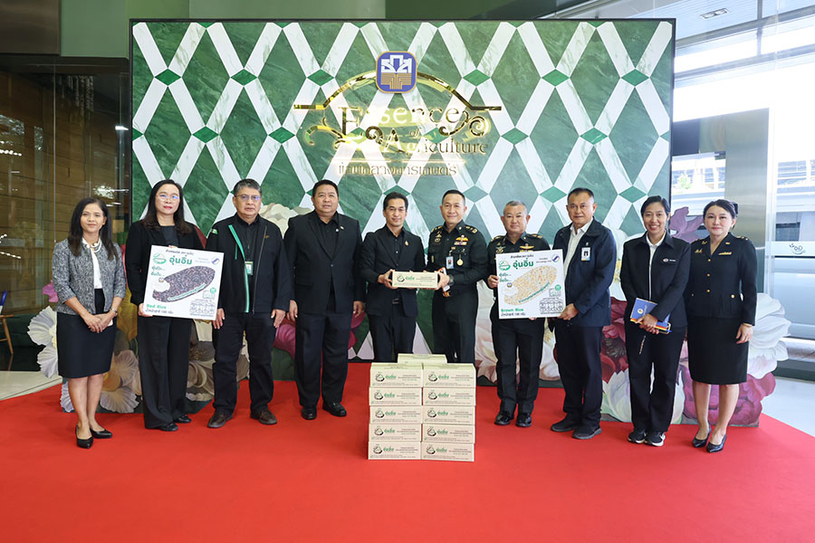 ธ.ก.ส. ร่วมส่งมอบข้าวพร้อมทานตราอุ่นอิ่ม 3,000 ถ้วยให้แก่ กอ.รมน. เพื่อช่วยประชาชนประสบอุทกภัยภาคใต้