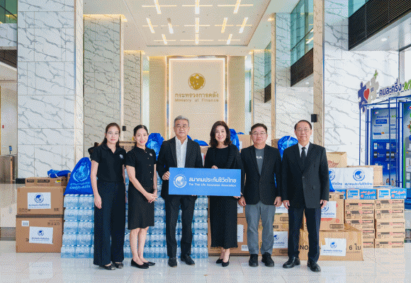 ภาคธุรกิจประกันชีวิตพร้อมเคียงข้างผู้ประสบอุทกภัยภาคใต้ ส่งมอบสิ่งของจำเป็นผ่านศูนย์วายุภักษ์รวมใจเพื่อประชาชน