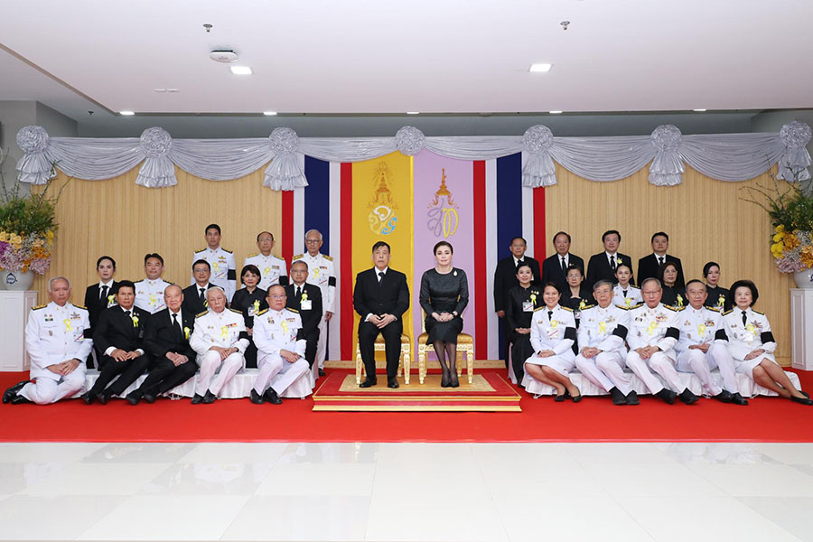 พระบาทสมเด็จพระเจ้าอยู่หัว และสมเด็จพระนางเจ้าฯ พระบรมราชินี เสด็จพระราชดำเนินไปทรงเปิดพระราชานุสาวรีย์ สมเด็จพระมหิตลาธิเบศร อดุลยเดชวิกรม พระบรมราชชนก ประทับคู่ สมเด็จพระศรีนครินทราบรมราชชนนี ณ โรงพยาบาลศูนย์การแพทย์มหาวิทยาลัยแม่ฟ้าหลวง จังหวัดเชียงราย