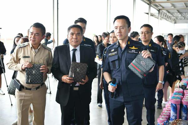พาณิชย์ ผนึกหน่วยงานพันธมิตร จับสินค้าปลอมล็อตใหญ่ มูลค่าเสียหาย 55 ล้าน