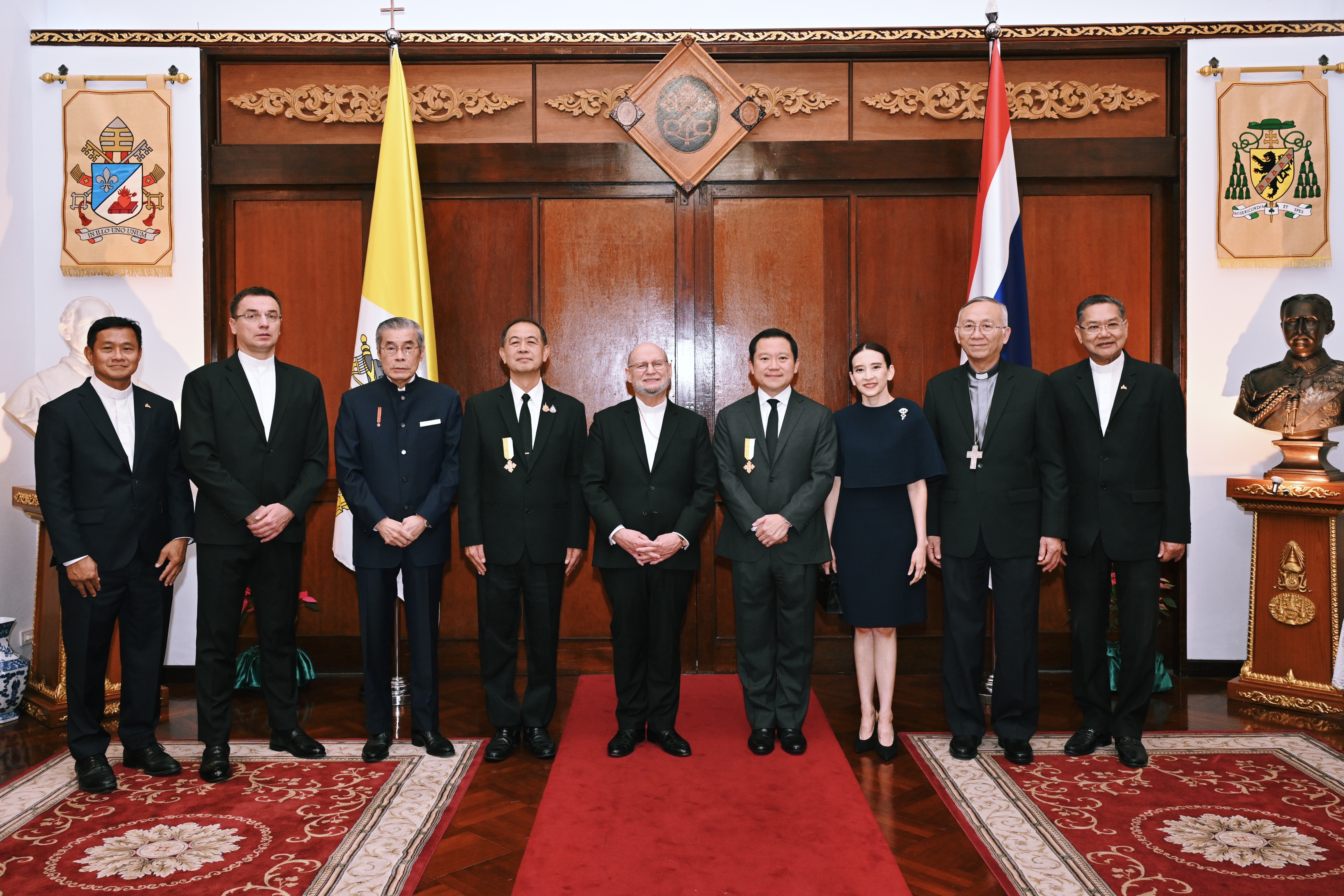 สมเด็จพระสันตะปาปาเลโอที่ 14 พระราชทานเครื่องราชอิสริยาภรณ์ ให้แก่คุณฐาปน สิริวัฒนภักดี