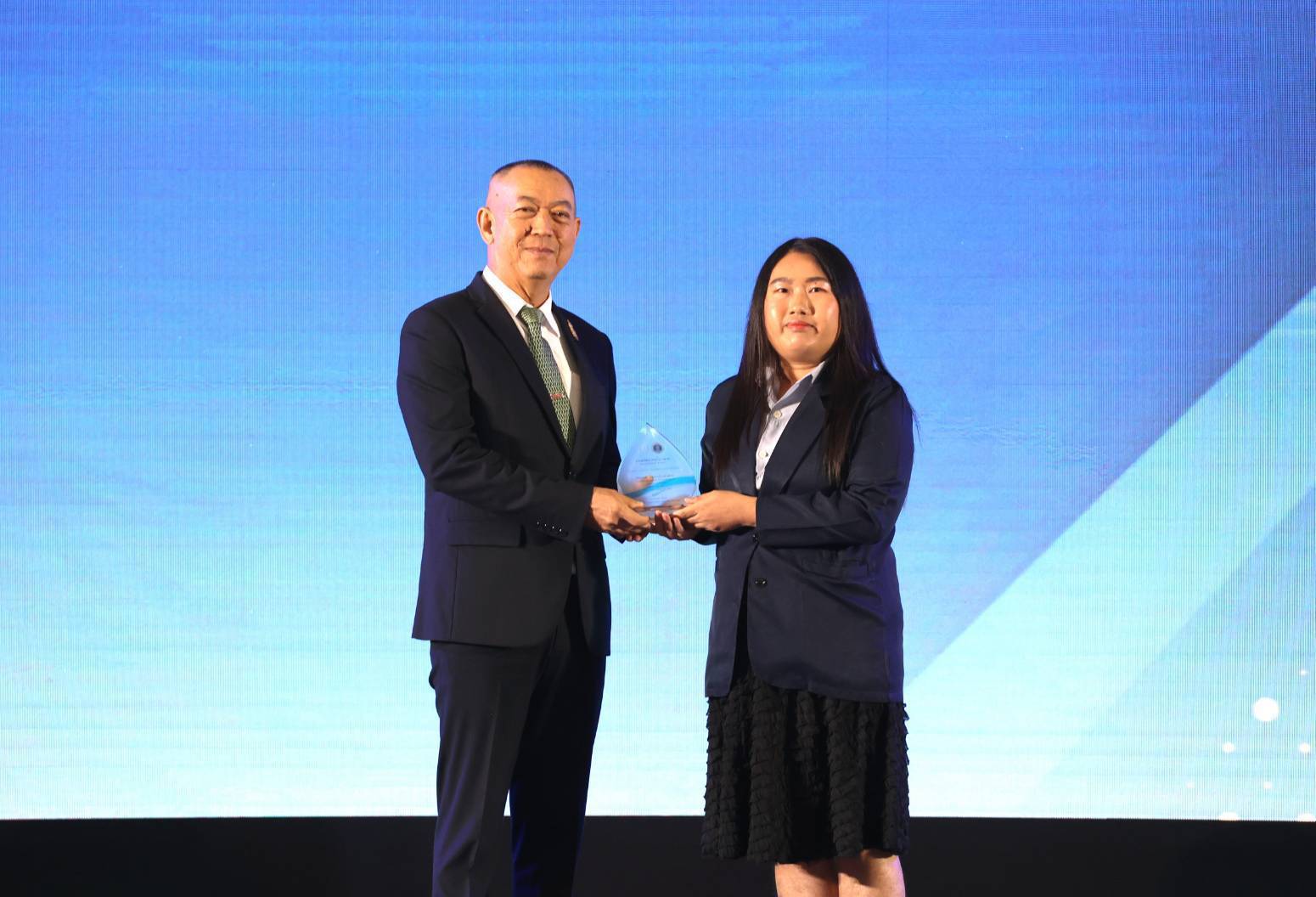 1743687693305